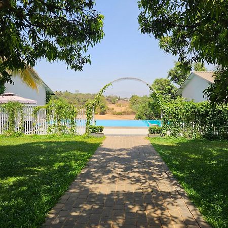 River Estates Luxury Resort & Spa Karjat Kültér fotó
