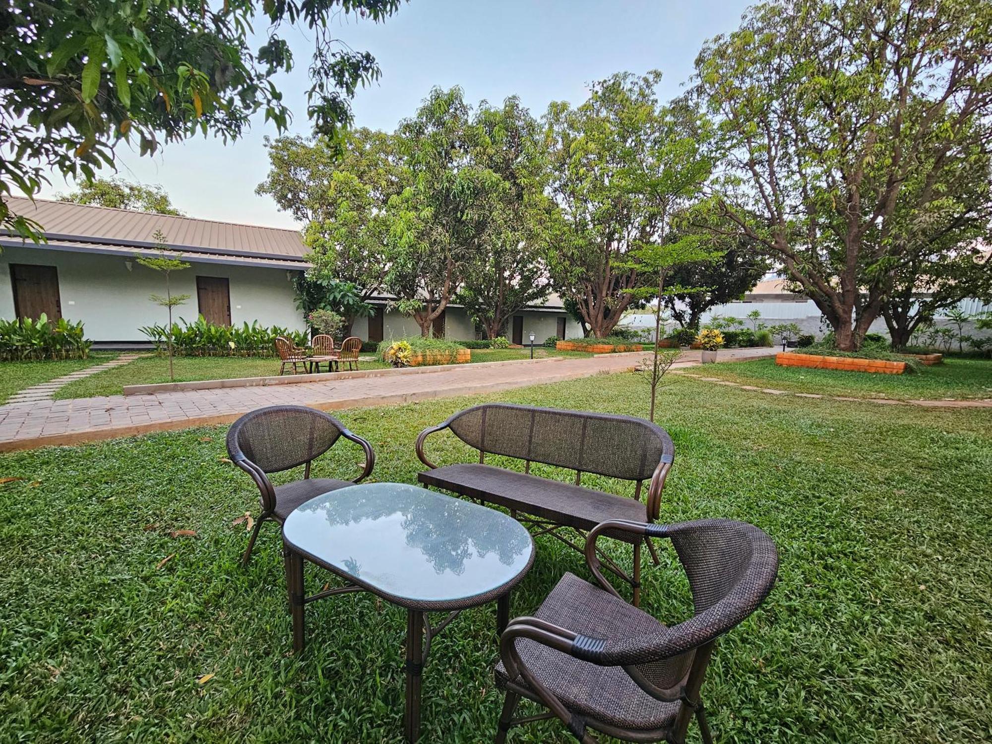 River Estates Luxury Resort & Spa Karjat Kültér fotó